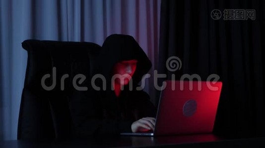 女性黑客在笔记本电脑上编程并破解密码。 在屏幕上编码。 女性网络开发者在电脑上输入脚本。 哈克视频