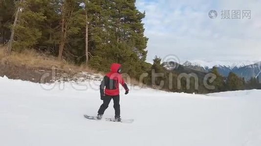 滑雪板上的滑雪者沿着滑雪胜地的斜坡奔跑。 冬季运动娱乐，休闲户外活动..视频