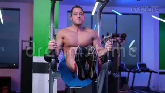 肌肉男在健身房接受训练视频