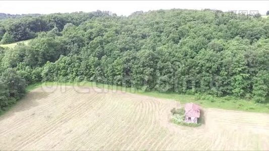 夏季高地、小屋、森林和草地上美丽的风景视频