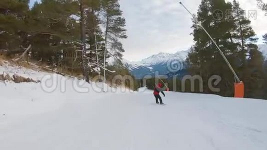 滑雪板上的滑雪者沿着滑雪胜地的斜坡奔跑。 冬季运动娱乐，休闲户外活动..视频