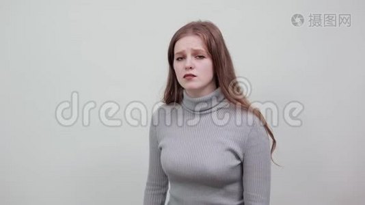 年轻漂亮的红发女郎穿着灰色毛衣，腰酸背痛视频