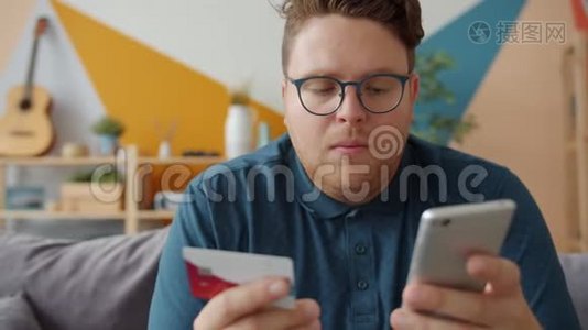 年轻人在网上支付信用卡触摸智能手机屏幕视频