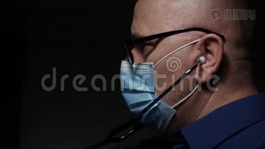 慢动作医生戴面罩，医疗人员防护装备视频