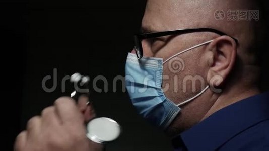 慢动作医生戴面罩，医疗人员防护装备视频