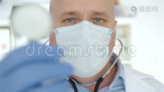 医生戴防护面罩，医生戴防护装备视频
