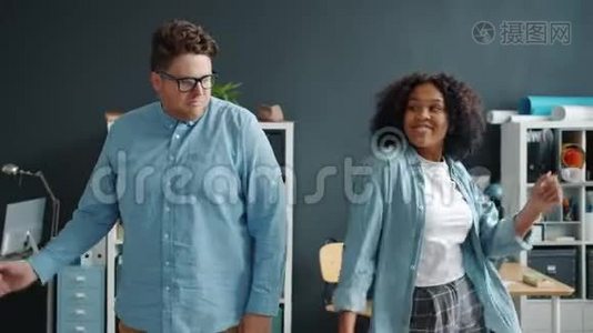 非裔美国女孩和白人男人在工作场所一起跳舞，享受休息视频