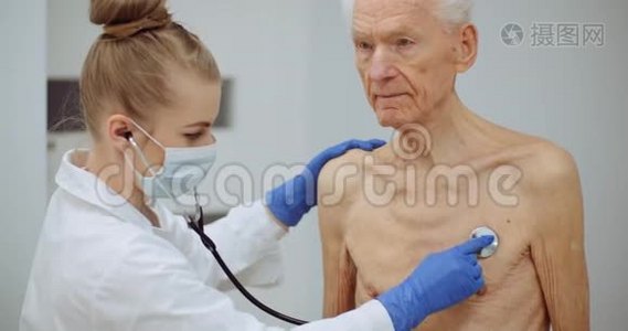 女医生用听诊器检查老人视频