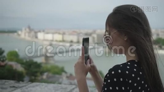 女孩用手机拍摄布达佩斯城市景观视频