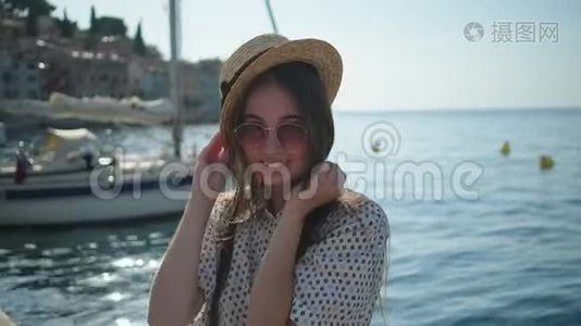 克罗地亚的女人在海上微笑，罗文杰视频