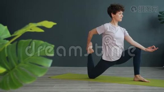 漂亮女人在健身房做瑜伽时动作缓慢，伸展运动集中在锻炼上视频