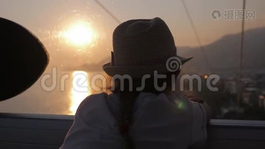 剪影少女旅游缆车日落，下移，欣赏观海观山..视频