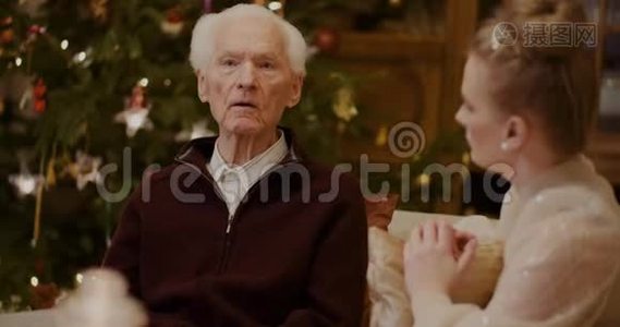 孙女在圣诞节听祖父讲话视频