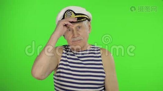 有胡子的老水手。 老帆船在色度关键背景视频