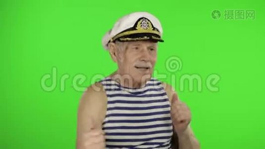 老年水手男子滑稽舞蹈。 老帆船在色度关键背景视频