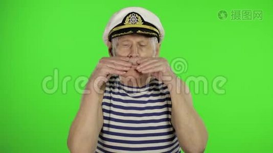 有胡子的老水手。 老帆船在色度关键背景视频