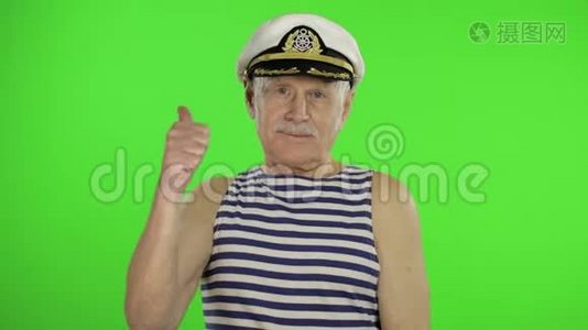 年长水手男子显示OK标志。 老帆船在色度关键背景视频