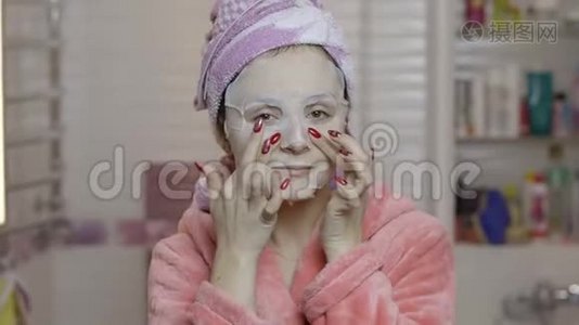 女人在浴室里戴化妆品面膜。 护肤水疗。 面膜视频