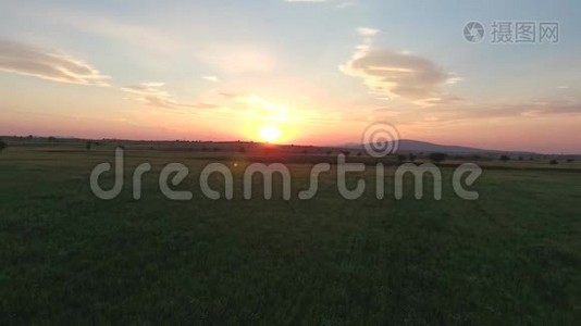 日落景色到田野和山丘视频