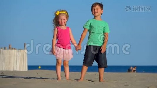 小男孩和小女孩在沙滩上玩耍视频