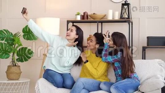 快乐的多种族女孩在家自拍照片视频
