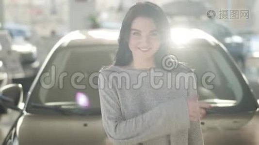 一幅美丽的黑种人白种人的肖像，绿眼睛站在汽车经销商的阳光下，眨着眼睛视频
