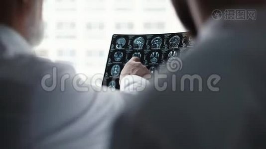 专家组医生讨论了对病人头部进行核磁共振扫描的结果视频