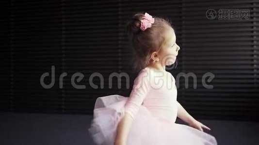 穿着粉色芭蕾舞裙的儿童芭蕾舞演员。 孩子们`芭蕾。 慢动作视频