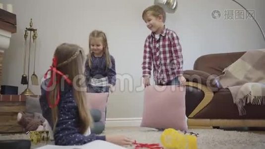 小白种人男孩和女孩用枕头和姐姐打架，十几岁的女孩站起来加入游戏视频