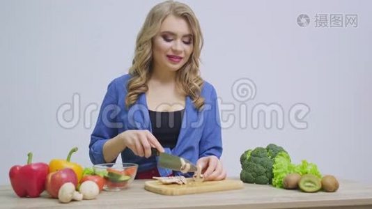 健康饮食的概念，女人切新鲜蔬菜做沙拉视频