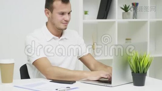 成功的商人在电脑办公室工作视频