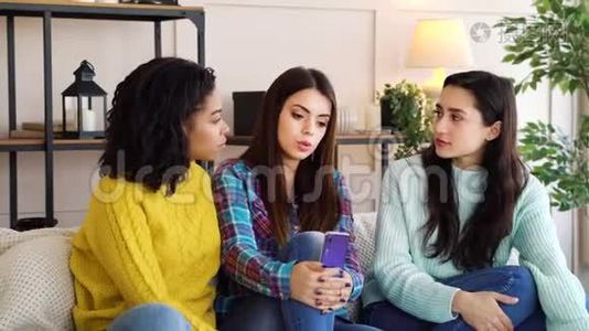 让多种族的女孩坐在家里讨论问题视频
