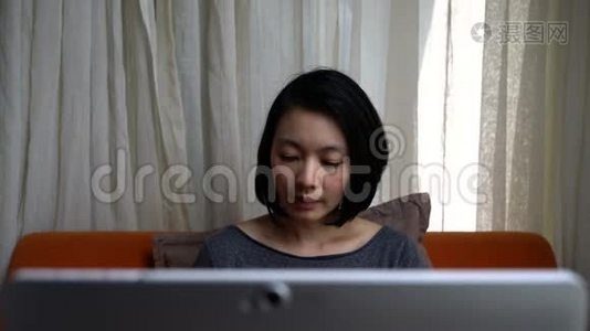 商务女性在家里办公室看电脑。视频