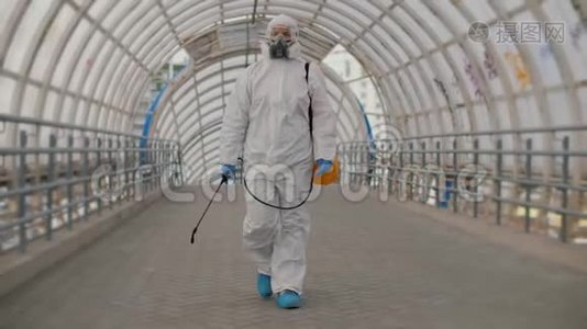 穿着防护制服的消毒工人病毒学家穿过立交桥视频