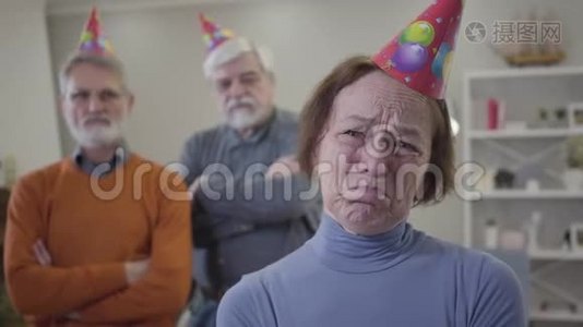 戴着派对帽的老白种人女人的特写脸。 愤怒的退休老人在养老院庆祝生日视频