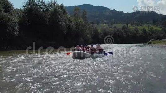 人们在山地自然背景下在河上皮划艇。视频