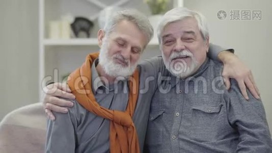 两个头发花白的白人男子在镜头前说话并竖起大拇指的肖像。 退休人士摆姿势视频
