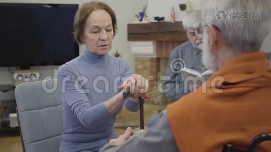 白发苍苍的白种人成熟男人用手杖安抚老妇人。 退休长者互相支援视频