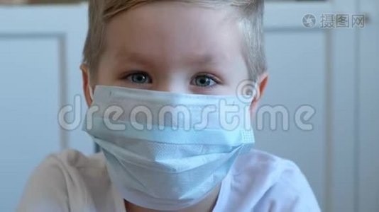 可爱的小男孩戴着医用面罩，作为抵御传染病和电晕病毒的保护措施，2019年-nCOV，MERS-Cov视频