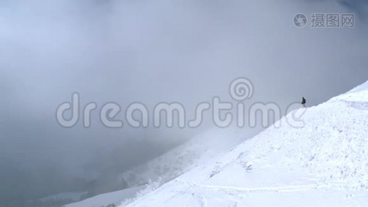 滑雪者骑着免费的滑雪板在粉状雪坡上冬季森林景观。 空中观景滑雪者乘坐卧铺视频