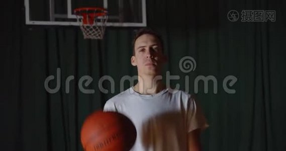 一幅广受欢迎的白种人篮球运动员肖像画，在严肃自信的外表背景下玩篮球视频