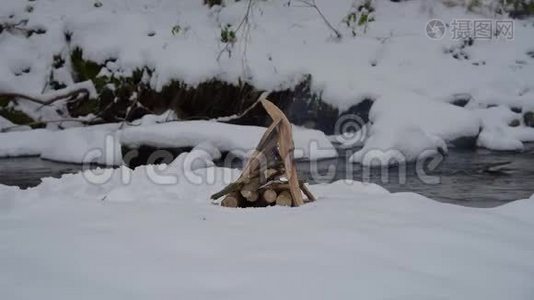 在森林里的雪地上开火视频