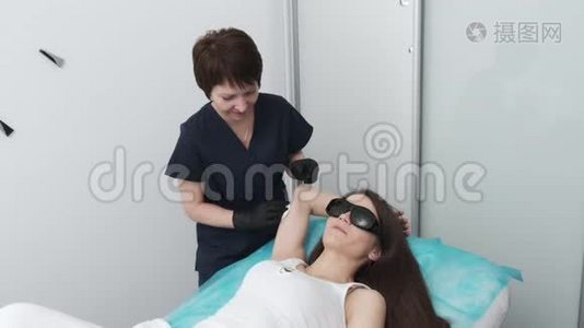 在激光脱毛后，美容师在病人身上擦拭残留的凝胶视频