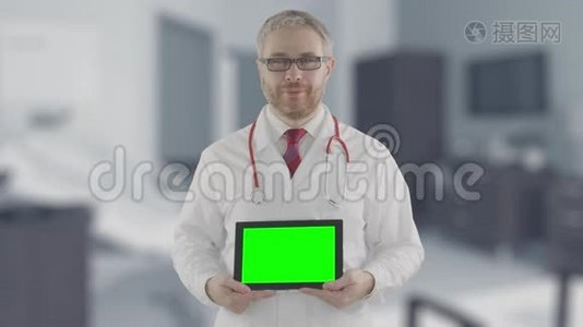 一位自信的医生拿着绿色屏幕的现代平板电脑肖像，拍摄于红色相机。 阿尔法哑光图片视频
