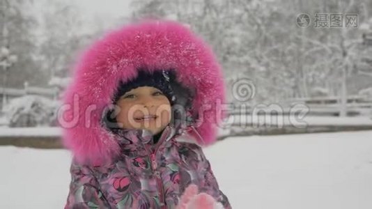 在白雪皑皑的冬天公园里，可爱的可爱的宝贝女孩户外特写照片视频