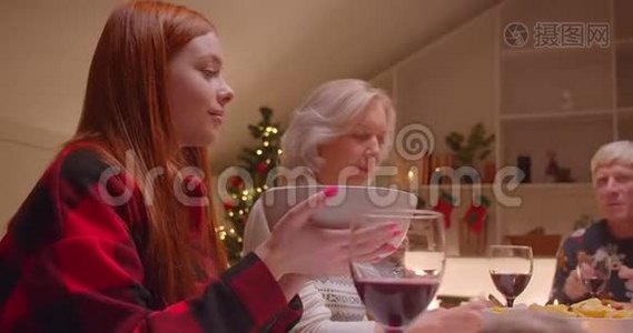 圣诞晚餐家庭团聚晚会安慰对话祖母祖父父母孙女礼物笑声视频