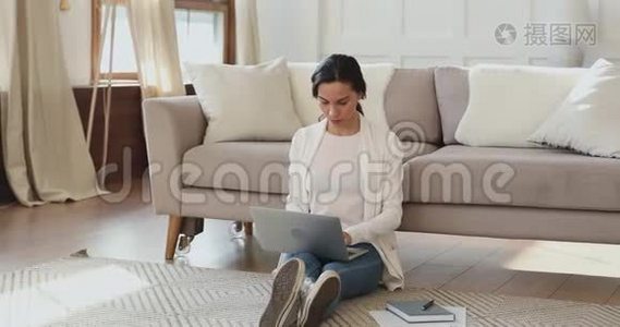 穿着笔记本电脑坐在家里的严肃的千禧女孩视频