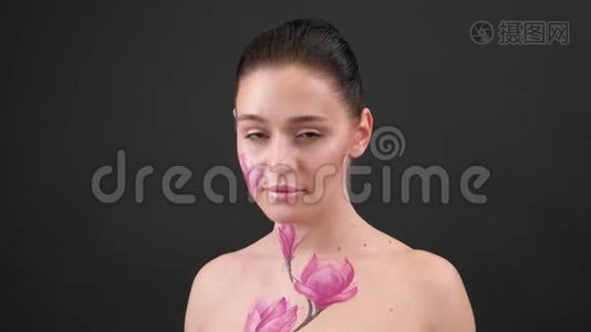 身体艺术：脸上涂着玉兰花的女人，肋骨视频