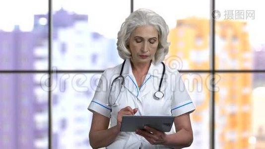 老女医生刷卡数码平板电脑。视频