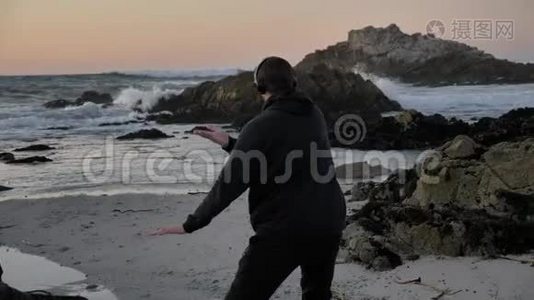 男子战士和尚练习剪影太极拳空手道功夫在岩石石地平线日落或日出。 艺术视频